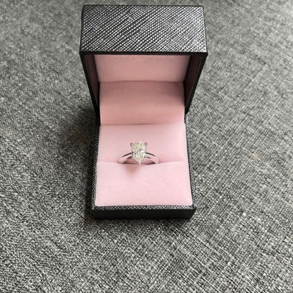 Jewelry - AINUOSHI 2.0 Carat Moissanite Diamond Ring. Size 4.5